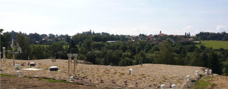 Střecha chytrého domu krytého zeminou
