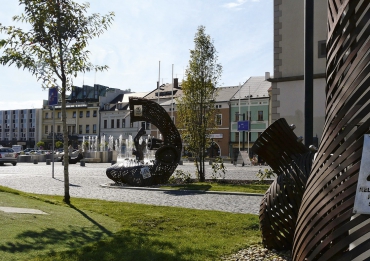 Na finální podobě se podílela řada umělců