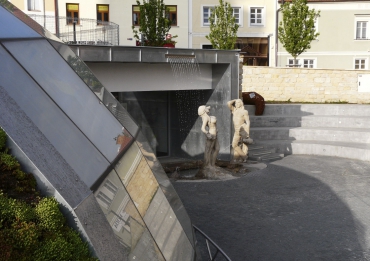 Celý vstupní prostor včetně kupole je částečně zapuštěn do terénu, takže z pěti metrů vysokého objektu vystupuje nad úroveň terénu pouze jeden metr konstrukce