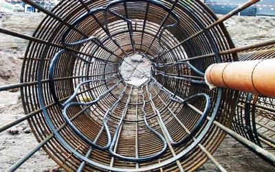 Dalším možným způsobem je pokládka do „meandru“. Potrubí je z HDPE je namotáváno po výšce armokoše s oblouky u paty a hlavy piloty. Tato varianta se používá často, hlavně u pilot s menším průměrem.