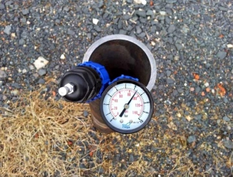 Novým způsobem jsou tzv. zarážecí piloty, které jsou následně vystrojeny zkrácenou zemní sondou. Litinová trubka je zarážena až do dostupné hloubky a následně je do ní zapuštěna jedna polovina geotermální zemní sondy 4xd32x2,9 mm z materiálu PE100RC, která se poté zainjektuje. Tento způsob je finančně i časově velmi nenáročný, a přesto efektivní.