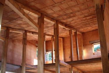 Konstrukce šikmého stropu z prvků Porotherm strop