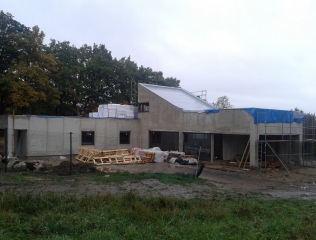 Objekt po osazení otvorových výplní a nanesení základní vnější vápenocementové omítky a stěrky Baumit Procontact