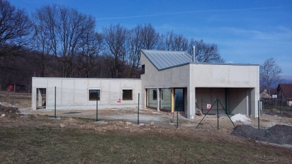 Objekt po osazení otvorových výplní a nanesení základní vnější vápenocementové omítky a stěrky Baumit Procontact