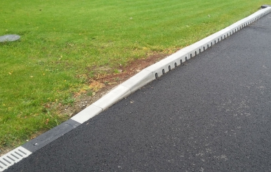 Řešení odvodnění vjezdu na silnici se žlabem