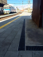 Sklolaminátové žlaby MEARIN 100 na nástupišti v Brně. Uchycení různých variant roštů patentem Starfix. Rošty se jednoduše zaklapnou a připevní bez speciálního nářadí. Zrychluje stavební práce.