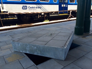 Ocelový žárově pozinkovaný poklop řady XP 400 rozměru 100x100 cm zakrývá obslužnou šachtu