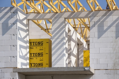 Zdivo kolem balkónu