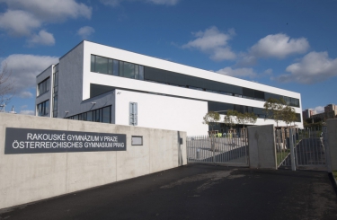 Na stavbě Rakouského gymnázia byly použity železobetonový skelet a tvárnice Liapor