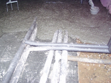 Aplikace lité směsi na podlahové rozvody