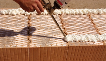 Cihly HELUZ Family 2in1 jsou plněné kuličkovým polystyrenem