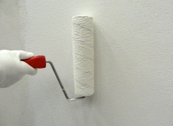 Rovnoměrného nanesení omítky dosáhneme aplikací „do kříže“