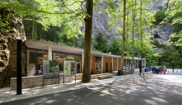 Subtilní betonová střecha s travním porostem chrání stavbu před padajícími kameny