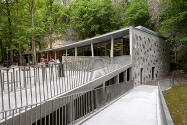 Vstupní budova areálu Punkevních jeskyní 