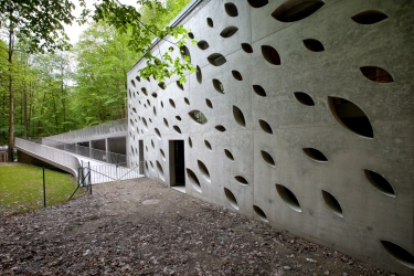 Boční zeď s okny ve tvaru kapek podtrhuje osobitost turistického centra