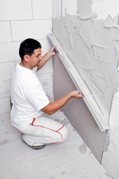 Zpracování omítky Ratio Slim: b) Jako omítník použijeme hlazenou ocel (běžný hutní materiál) o průměru 5 mm. Omítku nanášíme hladítkem, aniž bychom se snažili ji hned zarovnat. K tomu použijeme hliníkovou lať profilu „h“.