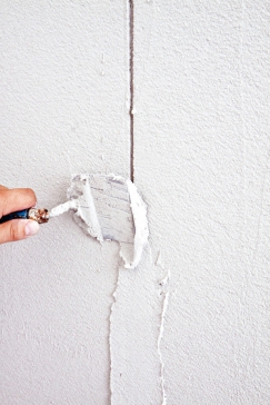 Zpracování omítky Ratio Slim: c) Omítník vyjmeme a vyplníme drážku, pokud možno materiálem ze stejné záměsi