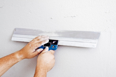 Zpracování omítky Ratio Slim: d) Po částečném zavadnutí povrchu (materiál se přestává lepit na prst) provedeme prvotní zarovnání pomocí fasádní špachtle