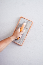 Zpracování omítky Ratio Slim: e) Po uplynutí asi 100–120 min. pomocí gumového hladítka omítku dlouhými tahy navlhčíme, vytáhneme z vrstvy sádrový šlem a necháme cca 10 min. zavadnout