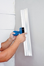 Zpracování omítky Ratio Slim: f) Fasádní špachtlí seřízneme povrch a vyhladíme jej