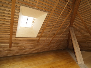 Obr. 7: Střešní okno Solara KLASIK se speciálním protihlukovým ostěním, ovládání elektromotorem