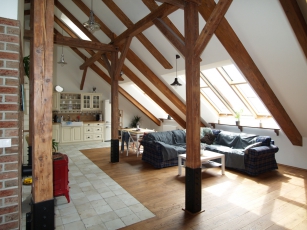 Obr. 11: Střešní prosklení Solara HISTORIK doplněné o Solara KLASIK vysoko ve štítu střechy zajistí dokonalé prosvětlení