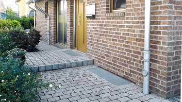 Anglické dvorky, světlíky, umožňují pojezd vozidel i bezpečný pohyb chodců