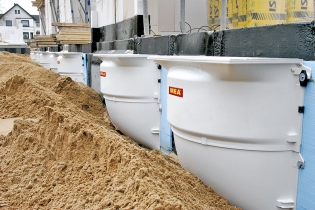 MEA flexibilní sklepní světlíky z duroplastu vyztuženého skelnými vlákny s integrovaným nástavcem a plynulou regulací výšky