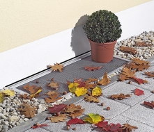 Ochranná mříž MEATOP z ušlechtilé oceli v hliníkovém rámu; upevnění kartáčovým zakončovacím profilem pro čisté napojení na fasádu