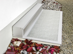 Kryt světlíku MEACOVER z hliníku s polykarbonátovou vložkou odolnou vůči UV záření a s integrovanou větrací mříží z ušlechtilé oceli; volitelně s větracím nástavcem pro ochranu před dešťovou vodou