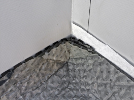 Plošná drenáž DELTA-TERRAXX položena na hydroizolačním systému Bauder – detail vnitřního rohu u atiky