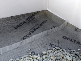 Plošná drenáž DELTA-TERRAXX položena na hydroizolačním systému Bauder – detail vnitřního rohu u atiky