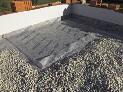 Integrované lepení v podélném okraji plošně drenážních pásů DELTA-TERRAXX zajišťuje jejich stabilitu při pokládce a brání pronikání kačírku