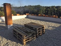 Provedená skladba střechy fixovaná proti účinkům větru kačírkovým násypem při zajištění spolehlivého odtoku vody