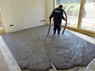 PORIMENT P 300 – zalití a ochrana rozvodů vedených v podlaze, ideální podklad pod kročejovou izolaci