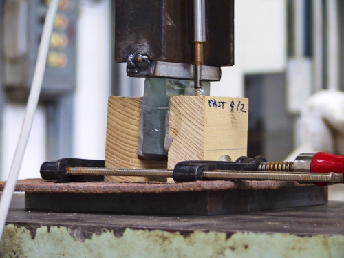 Obr. 2: Lepený spoj sklo – dřevo během zkoušky