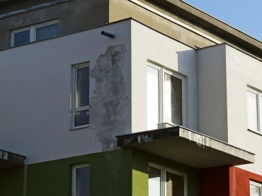 Finální povrchové úpravy z tenkovrstvých omítek včetně jejich typických vad a poruch