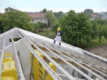 Montáž masivní střešní konstrukce Ytong