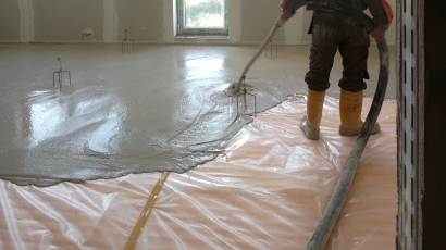 Svislé konstrukce jsou od desky potěru odděleny obvodovým páskem