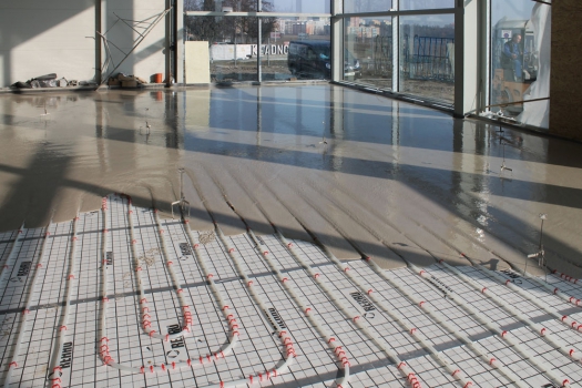 Aplikace litého potěru Anhyment na plochu s podlahovým vytápěním