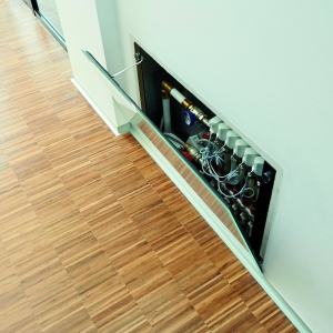 Skleněný kryt uzavíratelný pomocí nastavitelných držáků s magnetickým upevněním