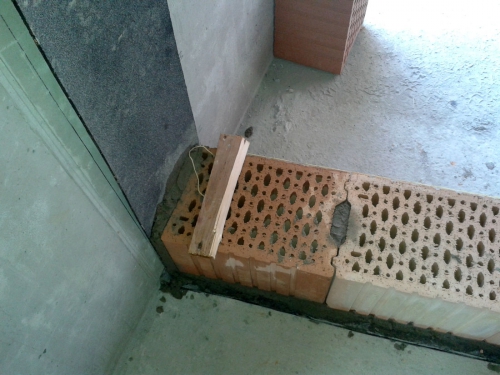 Obr. 1: Porotherm AKU SYM v místě napojení na svislou monolitickou konstrukci přes těžký asfaltový pás a promaltovanou připojovací styčnou spárou