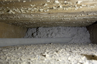 Průběh izolace dutiny dvouplášťové střechy foukanou celulózovou izolací Climatizer Plus