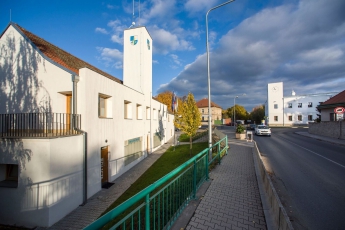 Tři věže – zateplení obecních budov s urbanistickým přesahem v Líbeznicích (Atelier M1 architekti, 2014)