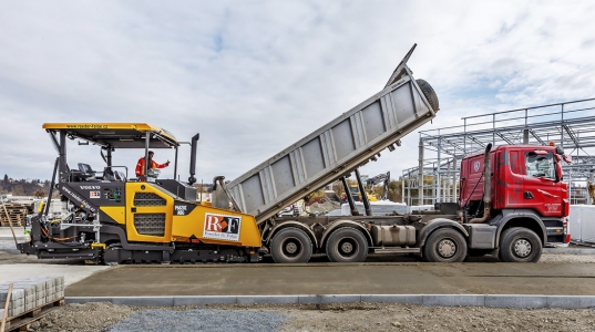 Obr. 2: Směs válcovaného betonu je dopravována na staveniště nákladními auty, přepravní kapacita se stanovuje podle výkonu betonárny, dopravní vzdálenosti, velikosti pokládky, klimatickým podmínkám a dopravním omezení