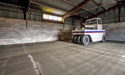 Obr. 3: Použití kolového válce pro dosažení hladšího povrchu betonu a uzavřenější textury