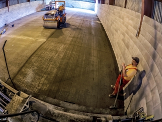 Obr. 4: Vodorovná spára mezi dvěma přilehlými pruhy je považována za čerstvou, jestliže uplyne méně než 60 min. mezi napojením jednoho pruhu k druhému (měřeno od prvního kontaktu vody s cementem, bez retardačních přísad)