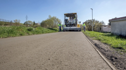 Obr. 5: Válcovaný beton je pokládán asfaltovým finišerem, který by měl být schopen dosáhnout minimálně 80% primárního zhutnění 