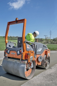 Obr. 6: Válcovaný beton je obvykle zhutněn 4tunovým a 10tunovým bubnovým nebo pneumatickým válcem