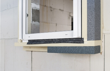 Čistý a precizně provedený předsazený rám se zabudovaným oknem na komprimační pásku